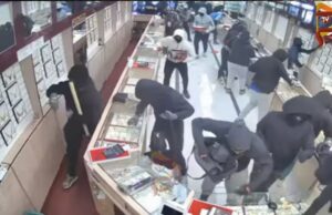 ಭಾರತೀಯ-ಅಮೆರಿಕನ್ ಕುಟುಂಬದ ಜ್ಯುವೆಲರಿ ಶಾಪ್ಗೆ ನುಗ್ಗಿ ಚಿನ್ನಾಭರಣ ದರೋಡೆ..!