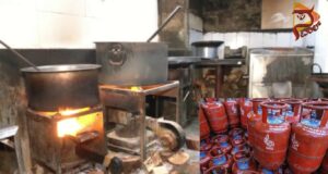 ಕಮರ್ಷಿಯಲ್ ಗ್ಯಾಸ್ ಬಂದ್ – ಸಂಪೂರ್ಣವಾಗಿ ಸೌದೆ ಒಲೆ ಮೊರೆಹೋದ ಹೋಟೆಲ್ ಮಾಲೀಕರು