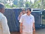 ಅಡಿಕೆ ಸಾಗಿಸುತ್ತಿದ್ದ ಲಾರಿ ಪಲ್ಟಿ – ರಸ್ತೆಯಲ್ಲಿ ಕಾಳಿಂಗ ಅಡ್ಡ ಬಂದಿದ್ದಕ್ಕೆ ಕಕ್ಕಾಬಿಕ್ಕಿಯಾದ ಚಾಲಕ