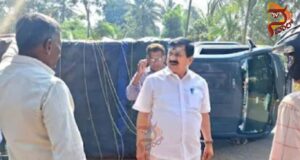 ಅಡಿಕೆ ಸಾಗಿಸುತ್ತಿದ್ದ ಲಾರಿ ಪಲ್ಟಿ – ರಸ್ತೆಯಲ್ಲಿ ಕಾಳಿಂಗ ಅಡ್ಡ ಬಂದಿದ್ದಕ್ಕೆ ಕಕ್ಕಾಬಿಕ್ಕಿಯಾದ ಚಾಲಕ