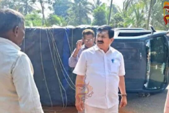 ಅಡಿಕೆ ಸಾಗಿಸುತ್ತಿದ್ದ ಲಾರಿ ಪಲ್ಟಿ – ರಸ್ತೆಯಲ್ಲಿ ಕಾಳಿಂಗ ಅಡ್ಡ ಬಂದಿದ್ದಕ್ಕೆ ಕಕ್ಕಾಬಿಕ್ಕಿಯಾದ ಚಾಲಕ