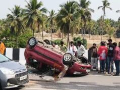 ಎಕ್ಸ್ಪ್ರೆಸ್ವೇಯಲ್ಲಿ ಅಪಘಾತ – ಪಕ್ಕದ ರಸ್ತೆಗೆ ಉರುಳಿಬಿದ್ದ ಕಾರು