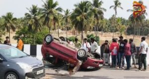 ಎಕ್ಸ್ಪ್ರೆಸ್ವೇಯಲ್ಲಿ ಅಪಘಾತ – ಪಕ್ಕದ ರಸ್ತೆಗೆ ಉರುಳಿಬಿದ್ದ ಕಾರು