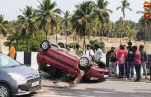 ಎಕ್ಸ್ಪ್ರೆಸ್ವೇಯಲ್ಲಿ ಅಪಘಾತ – ಪಕ್ಕದ ರಸ್ತೆಗೆ ಉರುಳಿಬಿದ್ದ ಕಾರು