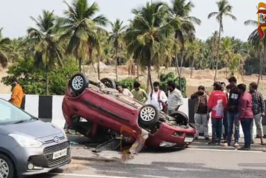 ಎಕ್ಸ್ಪ್ರೆಸ್ವೇಯಲ್ಲಿ ಅಪಘಾತ – ಪಕ್ಕದ ರಸ್ತೆಗೆ ಉರುಳಿಬಿದ್ದ ಕಾರು