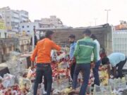 ಗೂಡ್ಸ್ ವಾಹನ ಪಲ್ಟಿ – ಮೌಲ್ಯದ ಸೇಬುಗಳು ರಸ್ತೆ ಪಾಲು