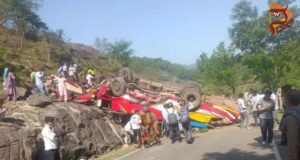 ನಿಯಂತ್ರಣ ತಪ್ಪಿ ಕಂದಕಕ್ಕೆ ಉರುಳಿದ ಬಸ್ – ಹಲವರಿಗೆ ಗಾಯ, 15 ಮಂದಿ ಸಾವು..!