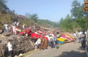 ನಿಯಂತ್ರಣ ತಪ್ಪಿ ಕಂದಕಕ್ಕೆ ಉರುಳಿದ ಬಸ್ – ಹಲವರಿಗೆ ಗಾಯ, 15 ಮಂದಿ ಸಾವು..!