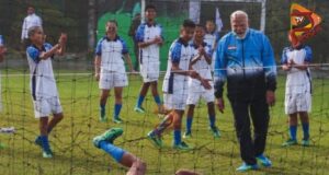 ಮಕ್ಕಳೊಂದಿಗೆ ಮಕ್ಕಳಾಗಿ ಫುಟ್ಬಾಲ್ ಆಟವಾಡಿದ ಪ್ರಧಾನಿ ನರೇಂದ್ರ ಮೋದಿ