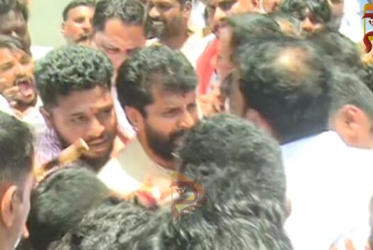 ಕ್ರೆಡಿಟ್ ವಾರ್: ಕೈ-ಕಮಲ ಕಾರ್ಯಕರ್ತರ ಮಧ್ಯೆ ಮಾರಾಮಾರಿ, ಸಿ.ಟಿ.ರವಿ ಮೇಲೆ ಹಲ್ಲೆಗೆ ಯತ್ನ..!