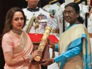 ಹೇಮಾ ಮಾಲಿನಿ ಭಾವುಕ : ದಿಗ್ಗಜ ನಟ ಧರ್ಮೇಂದ್ರಗೆ ಮರಣೋತ್ತರ ಪದ್ಮವಿಭೂಷಣ ಪ್ರಶಸ್ತಿ