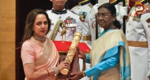 ಹೇಮಾ ಮಾಲಿನಿ ಭಾವುಕ : ದಿಗ್ಗಜ ನಟ ಧರ್ಮೇಂದ್ರಗೆ ಮರಣೋತ್ತರ ಪದ್ಮವಿಭೂಷಣ ಪ್ರಶಸ್ತಿ