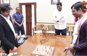 50 ಲಕ್ಷ ರೂ. ಕೊಟ್ಟ ವಿಜಯ್ : ಚಾಂಪಿಯನ್ ಪ್ರಜ್ಞಾನಂದ ಜೊತೆ ಚೆಸ್ ಆಟ