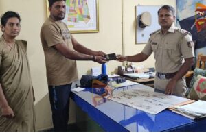 ಕಳೆದು ಹೋದ ಮೊಬೈಲ್ ಪತ್ತೆ ಮಾಡಿ ವಾರಸುದಾರರಿಗೆ ಹಸ್ತಾಂತರಿಸಿದ ಲಕ್ಷ್ಮೀಪುರಂ ಪೊಲೀಸರು